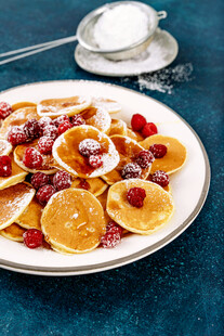 美味浆果煎饼摆于盘中