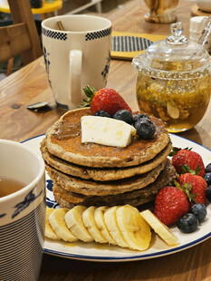 美味水果松饼早餐拼盘