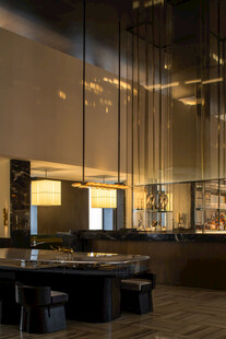 豪华现代风格的室内吧台空间