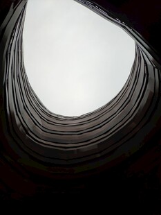 建筑孔洞中的天空