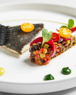 香煎鱼配多彩蔬菜