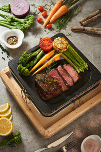 美味牛排配多彩新鲜蔬菜