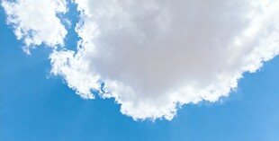 蓝天中的蓬松白云