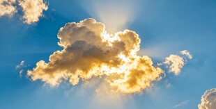 蓝天中闪耀光芒的云朵