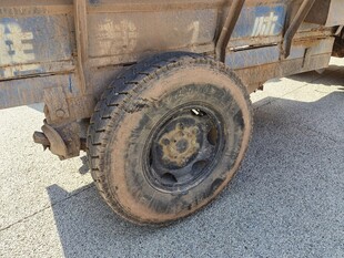 老旧卡车车轮特写