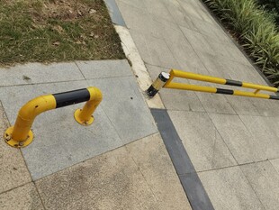 地面弯曲的黄黑警示护栏