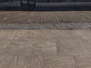 户外砖石铺就的地面场景