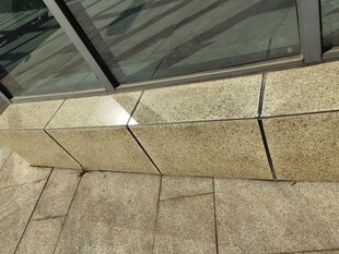 石材窗台与玻璃建筑细节