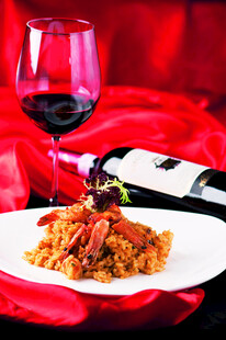 红幕下的美酒佳肴