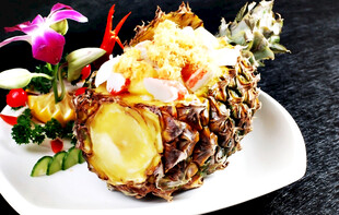 菠萝海鲜炒饭 美味诱人