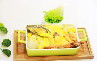 黄盘香煎鱼配蔬菜料理