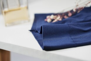 蓝色丝袜布料特写