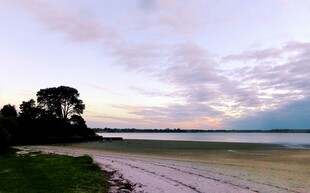 黄昏下的宁静海滨风光