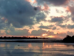 夕阳下的海滨云彩