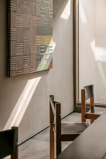 简约室内光影下的桌椅陈设