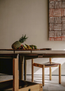 简约木质餐桌与椅子摆件