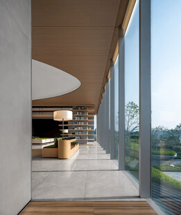 现代简约风格的开阔室内空间