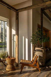 阳光洒落的室内休闲角落