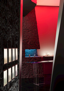 现代风格红黑配色室内一角