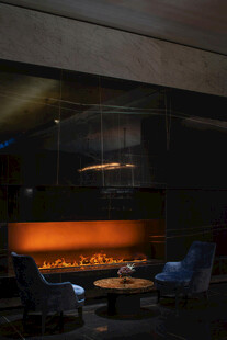 温馨室内壁炉休闲场景