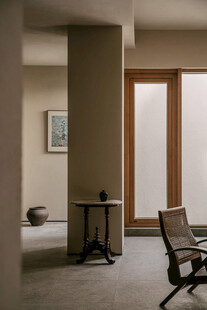 简约室内一角的办公桌椅