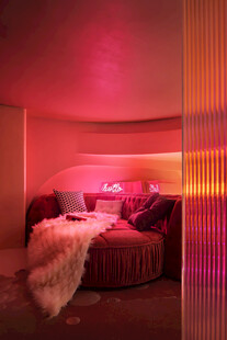 梦幻粉色系圆形床卧室场景