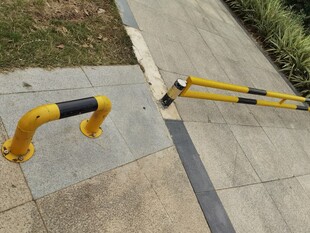 损坏的黄色挡车杆