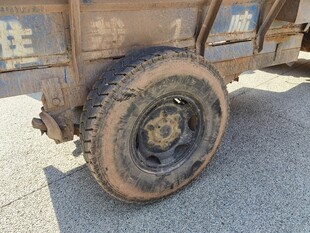 老旧卡车的磨损轮胎