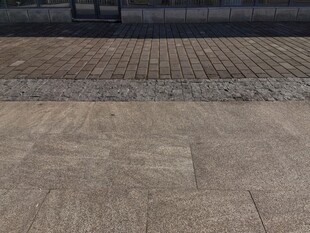 户外砖石铺就的地面场景