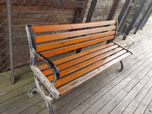 木质长椅置于户外平台