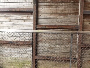 老旧木墙与金属围栏场景