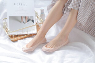 女性裸足特写尽显柔美