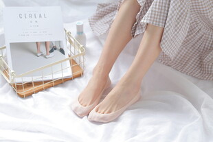 女士优雅展示裸色隐形船袜