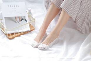 女士优雅展示精致浅口单鞋