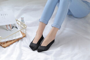 女士优雅黑色高跟鞋展示