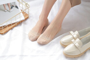 女士裸足与精致浅口女鞋