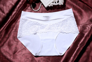 白色蕾丝女士内裤展示