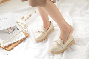 女士米色蝴蝶结厚底单鞋