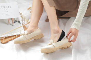 女士优雅穿浅色厚底乐福鞋