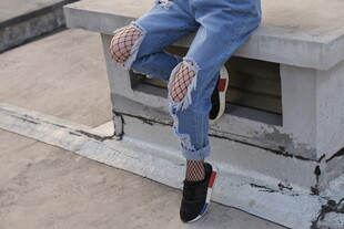 破洞牛仔裤搭配时尚鞋履