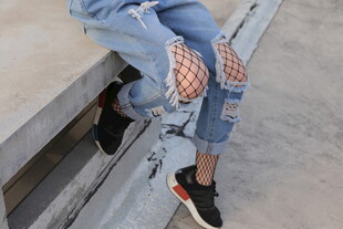 破洞牛仔搭配个性渔网裤