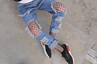 破洞牛仔裤搭配潮流鞋款