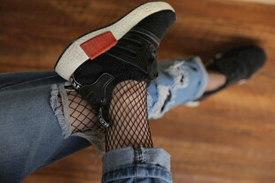 时尚渔网袜搭配个性鞋子