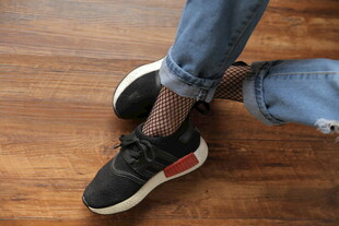 穿着休闲鞋的腿部特写