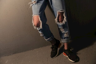 破洞牛仔裤搭配时尚运动鞋