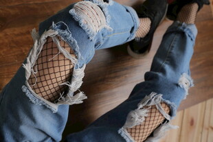 破洞牛仔搭配渔网袜造型