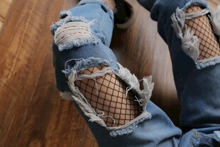 破洞渔网牛仔裤时尚穿搭