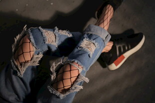 破洞牛仔裤搭配运动鞋