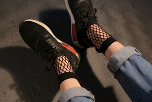 个性渔网袜搭配休闲鞋