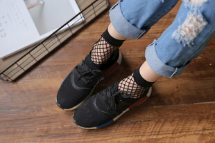 时尚破洞牛仔裤配网眼短袜